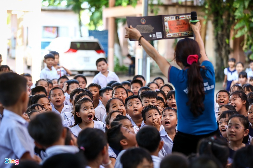 Học sinh hào hứng với cuốn Lịch sử Việt Nam bằng tranh trong chương trình Sách hay cho học sinh tiểu học năm 2019. Ảnh: Thu Thủy.